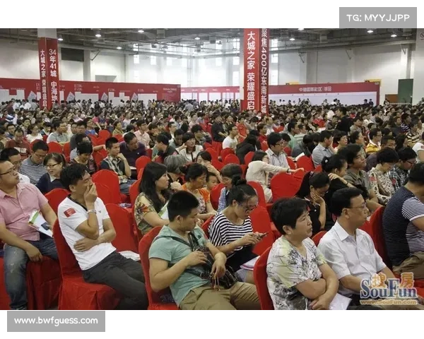 郑钦文训练场引爆围观，人气爆棚座无虚席