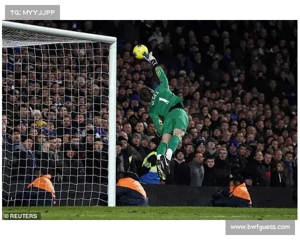 门将诺伊尔扑救：化解单刀球危机